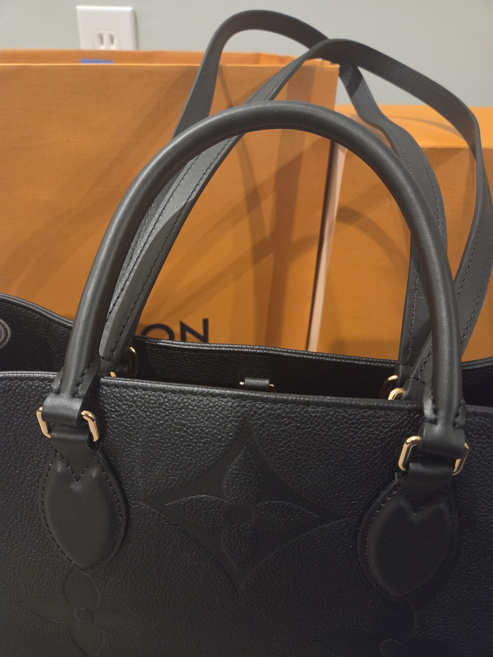 Louis Vuitton OntheGo GM Tote - Picture 4 of 9
